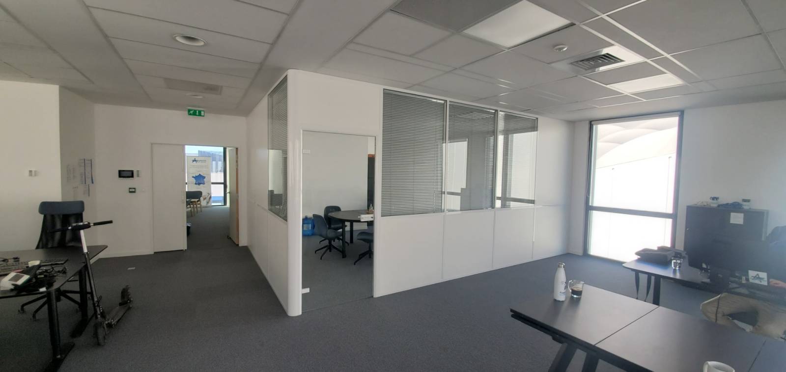 Vente et pose de cloisons modulaires vitrées sur allège dans un open-space à Marseille