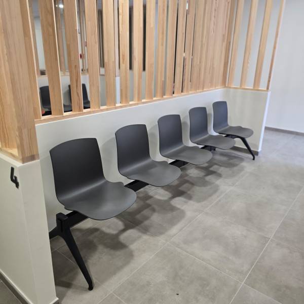 Installation de 72 places assise polypropylène injecté sur poutre pour le nouveau centre médical de VANS