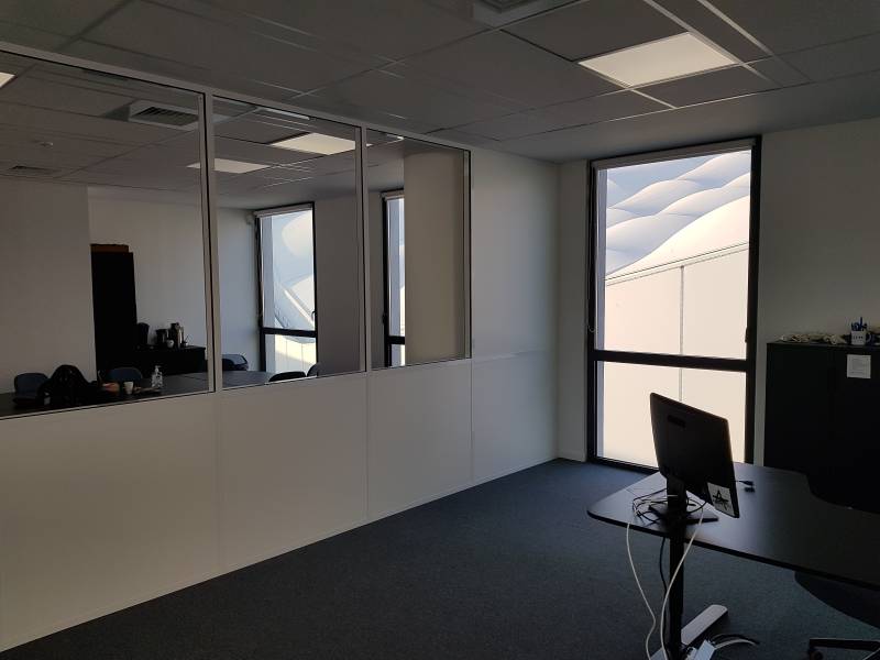 Aménagement d'un espace tertiaire avec des cloisons semi-vitrées amovibles dans un open-space à Marseille