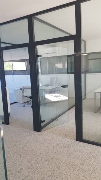 Aménagement et installation de cloisons amovibles vitrées bord à bord à Marseille