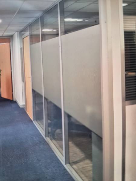 Vente et pose de cloisons amovibles vitrées toute hauteur à MARSEILLE