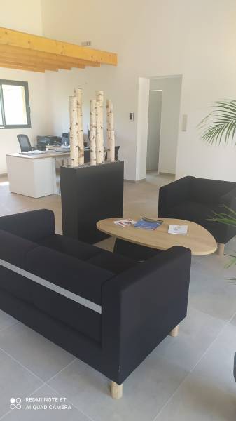 Canapé SOKOA avec table basse BURONOMIC mis en place à Ruoms dans l'Ardèche