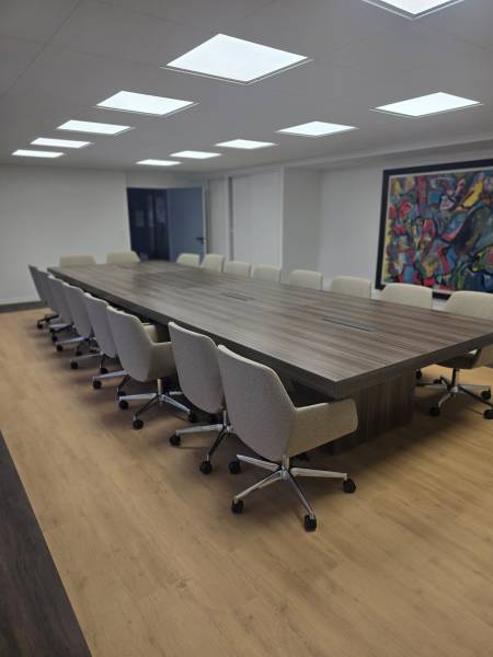 Table de réunion bois T45 pour 16 personnes à Nîmes dans le Gard