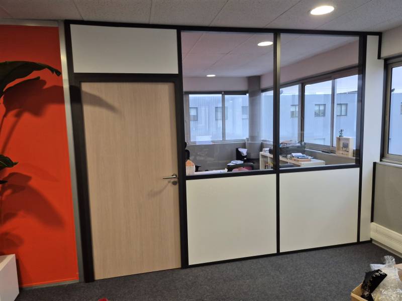 Pose de cloisons amovibles et modulaires dans un open-space à Nîmes