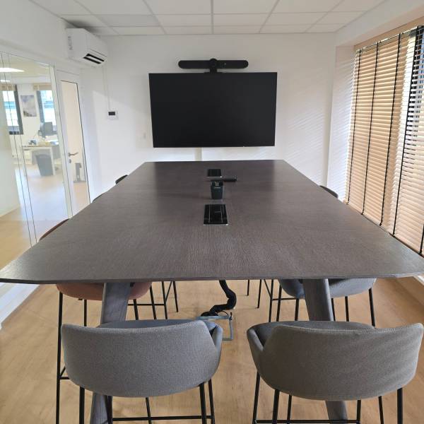 Table haute visio conférence bois ébenisterie à Nîmes