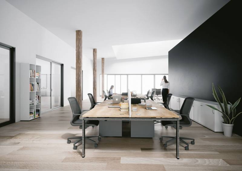 Bureaux collaboratifs en bois et métal avec panneaux écrans frontaux