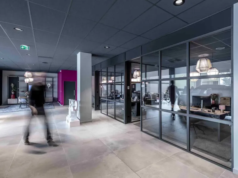 Cloisons vitrées amovibles et modulables pour structurer un espace tertiaire à Aubagne