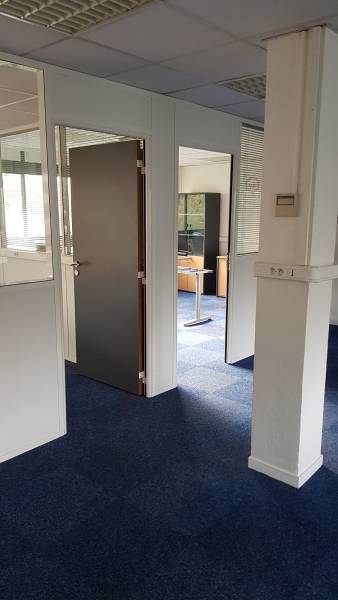Cloisons amovibles semi-vitrées avec porte stratifiée dans un open-space à Paris