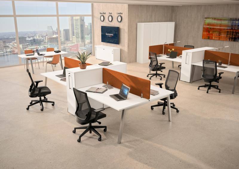 Aménagement d'un bureau open space avec bureaux bench et cloisons acoustiques à Montpellier