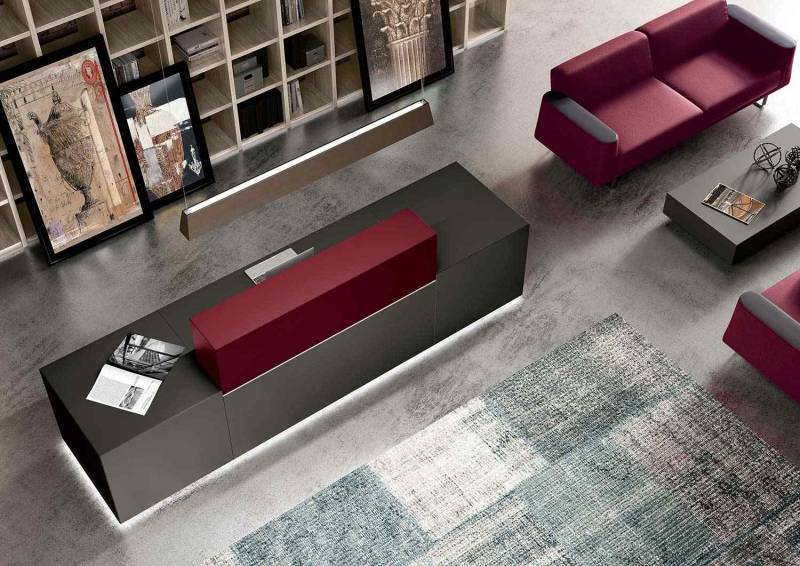 Banque d'accueil droite avec récetion debout et accueil PMR à Toulon