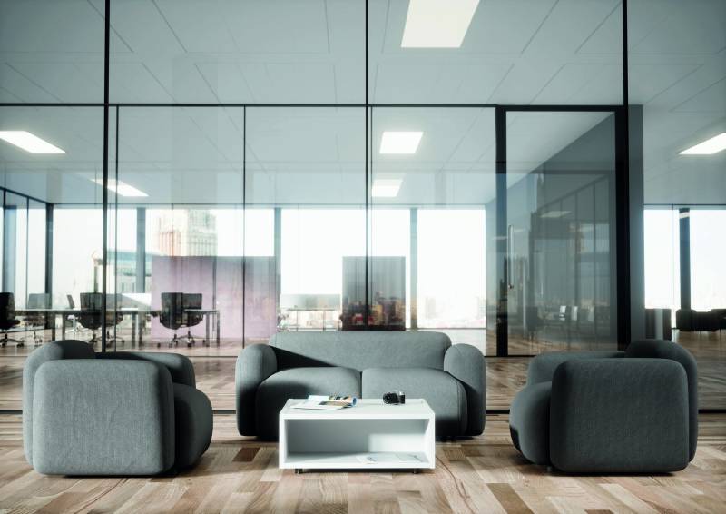 Table basse entre canapés à aménager dans un hall d'accueil à Nîmes