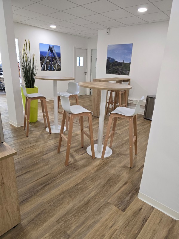 Aménagement de tables hautes dans un espace collaboratif à Nîmes