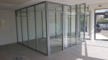 Agencement de cloisons amovibles vitrées dans un espace tertiaire à Marseille